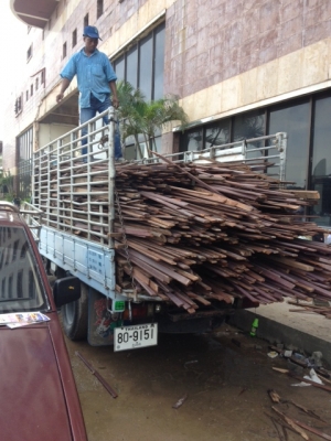 เป็นไม้แดงครับไม้เก่า 20-30 ปีที่แล้วครับ ไม้สวยหน้า 2 นิ้ว หนาประมาณ 1 ซ.ม.  แข็งแรงเหลียมไม้ด้านบนลบเหลี่ยมสวยๆ สีโอ๊คเป็นไม้ตกแต่งภายในอาคาร  ความยาว 1.20 เมต-3.0  เมตร  มีประมาณ 1 ลำรถ 6 ล้อ ขายเมตรละ 20 บาทถ้าต้องการเยอะราคาคุยกันได้ครับหรือเหมาทั้งล