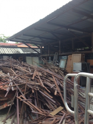 เป็นไม้แดงครับไม้เก่า 20-30 ปีที่แล้วครับ ไม้สวยหน้า 2 นิ้ว หนาประมาณ 1 ซ.ม.  แข็งแรงเหลียมไม้ด้านบนลบเหลี่ยมสวยๆ สีโอ๊คเป็นไม้ตกแต่งภายในอาคาร  ความยาว 1.20 เมต-3.0  เมตร  มีประมาณ 1 ลำรถ 6 ล้อ ขายเมตรละ 20 บาทถ้าต้องการเยอะราคาคุยกันได้ครับหรือเหมาทั้งล