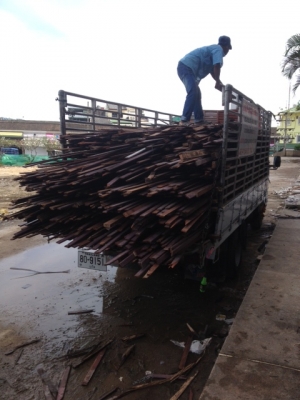 เป็นไม้แดงครับไม้เก่า 20-30 ปีที่แล้วครับ ไม้สวยหน้า 2 นิ้ว หนาประมาณ 1 ซ.ม.  แข็งแรงเหลียมไม้ด้านบนลบเหลี่ยมสวยๆ สีโอ๊คเป็นไม้ตกแต่งภายในอาคาร  ความยาว 1.20 เมต-3.0  เมตร  มีประมาณ 1 ลำรถ 6 ล้อ ขายเมตรละ 20 บาทถ้าต้องการเยอะราคาคุยกันได้ครับหรือเหมาทั้งล