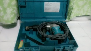 เครื่องสกัดคอนกรีตไฟฟ้ายี่ห้อmakita รุ่น hm0810T สภาพดีมากๆ พร้อมใช้งานครับ