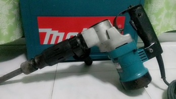 เครื่องสกัดคอนกรีตไฟฟ้ายี่ห้อmakita รุ่น hm0810T สภาพดีมากๆ พร้อมใช้งานครับ