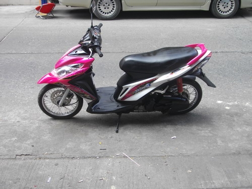 ขาย Skydrive 125cc.หัวฉีด สีชมพู-ขาว รถ11เดือน ขับแค่9000โล รับประกันศูนย์5ปี ราคา 18500 บาท
