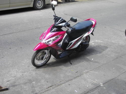 ขาย Skydrive 125cc.หัวฉีด สีชมพู-ขาว รถ11เดือน ขับแค่9000โล รับประกันศูนย์5ปี ราคา 18500 บาท