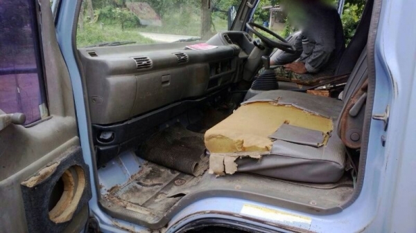 รถอีซูซุ 6 ล้อดั้ม NPR 120 แรงม้า ปี 40  สนใจติดต่อ 081 - 6079515