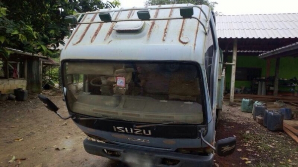 รถอีซูซุ 6 ล้อดั้ม NPR 120 แรงม้า ปี 40  สนใจติดต่อ 081 - 6079515