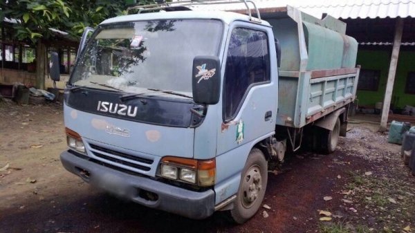 รถอีซูซุ 6 ล้อดั้ม NPR 120 แรงม้า ปี 40  สนใจติดต่อ 081 - 6079515