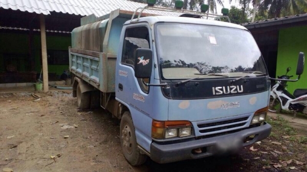 รถอีซูซุ 6 ล้อดั้ม NPR 120 แรงม้า ปี 40  สนใจติดต่อ 081 - 6079515