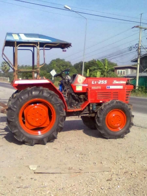 KUBOTA L1-25.5 สภาพสวย พวงมาลัยเพาเวอร์ ขับเคลื่อนสี่ล้อ มีโรตารี่ สภาพพร้อมใช้งาน สนใจติดต่อ 089-9638932  ต.บัวชุม อ.ชัยบาดาล จ.ลพบุรี