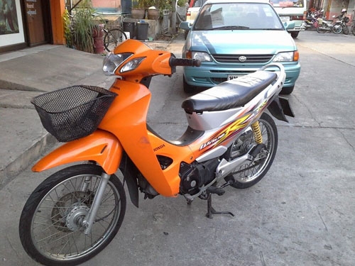 Wave 125 r ปี 49 สีส้ม ขาว กุญแจ2 ชั้น รถบ้าน เครื่องเดิม แน่นๆ ไม่หลวม ชุดสีสด เอกสารครบ 