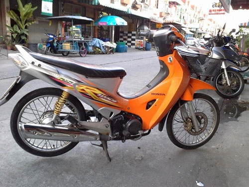Wave 125 r ปี 49 สีส้ม ขาว กุญแจ2 ชั้น รถบ้าน เครื่องเดิม แน่นๆ ไม่หลวม ชุดสีสด เอกสารครบ 