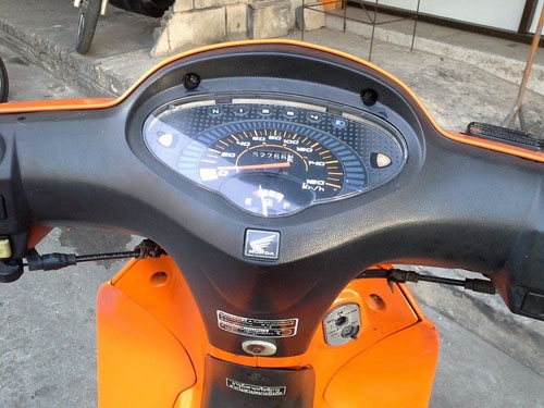 Wave 125 r ปี 49 สีส้ม ขาว กุญแจ2 ชั้น รถบ้าน เครื่องเดิม แน่นๆ ไม่หลวม ชุดสีสด เอกสารครบ 