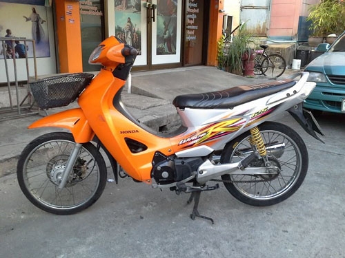 Wave 125 r ปี 49 สีส้ม ขาว กุญแจ2 ชั้น รถบ้าน เครื่องเดิม แน่นๆ ไม่หลวม ชุดสีสด เอกสารครบ 