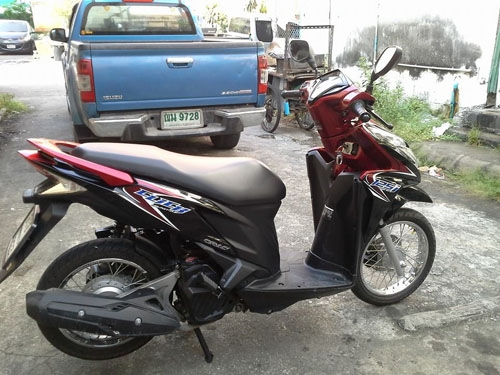 Click 125 i วิ่ง 800 กม. หลุดจำนำ สภาพเหมือนมือ 1 มีสำเนาหน้าเล่ม บัตรประชาชน ภาษี พรบ.พึ่งต่อให้ มีสัญญาซื้อขายให้ ใช้งานได้ปกติ