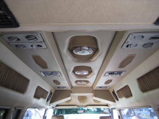 รถตู้ปี 2003 เครื่อง 2jz แก๊ส lpg vip เบาะ 4แถว เดิม ๆ ไม่เคยทำสี