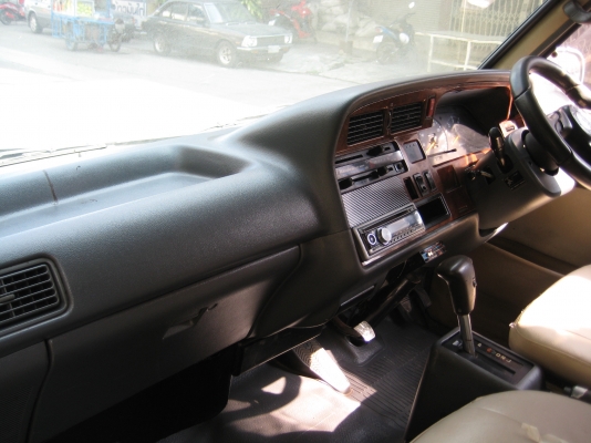 รถตู้ปี 2003 เครื่อง 2jz แก๊ส lpg vip เบาะ 4แถว เดิม ๆ ไม่เคยทำสี