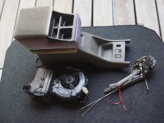 ขายเก๊ะกลางท้าวแขนพร้อมพัดลมด้านในและกลอนประตูของเซิฟ(surf)ไม้ตี้ขายรวม600บาท