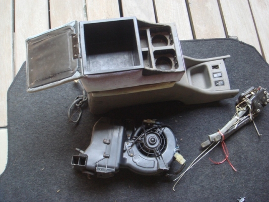 ขายเก๊ะกลางท้าวแขนพร้อมพัดลมด้านในและกลอนประตูของเซิฟ(surf)ไม้ตี้ขายรวม600บาท ขายเก๊ะกลางท้าวแขนพร้อมพัดลมด้านในและกลอนประตูของเซิฟ(surf)ไม้ตี้ขายรวม600บาท