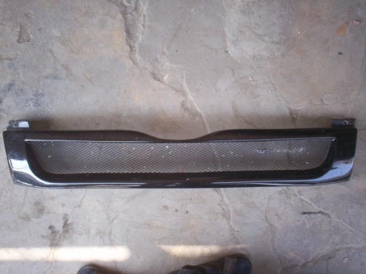 กระจังหน้า TRD สีดำใส่รถตู้คอมมูเตอร์  ขาย หรือแลกกับ กระจังแบบเดิมปี06ก็ได้ครับ