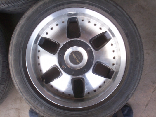 ล้อแม็กEUROLINE 17นิ้ว 6รู ใส่รถตู้คอมมูเตอร์พร้อมยาง มีอยู่3วง ขายวงละ1500บาทหรือใครมีอีกวงบอกด้วย จะซื้อครับ0890671028ID Line=  arnat1028 ครับ (ผมไปต่างประเทศ วันที่3-12ต.ค.ติดต่อได้เฉพาะLine)