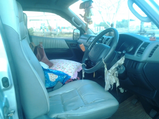 TOYOTA D4D 2.5 COMUTER ปี 49 ขายตามสภาพครัพี่น้อง ของถูกสมราคา เบาะหนังขาด