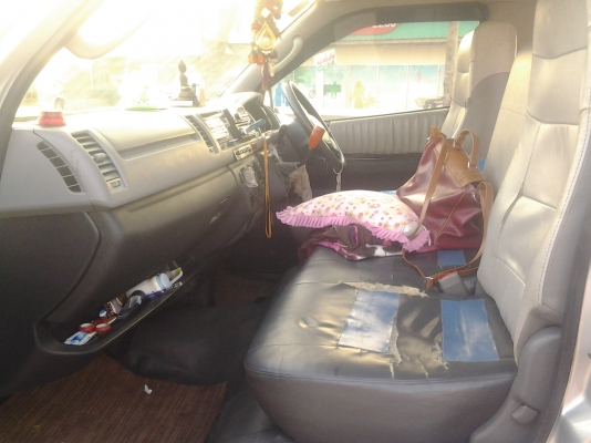 TOYOTA D4D 2.5 COMUTER ปี 49 ขายตามสภาพครัพี่น้อง ของถูกสมราคา เบาะหนังขาด