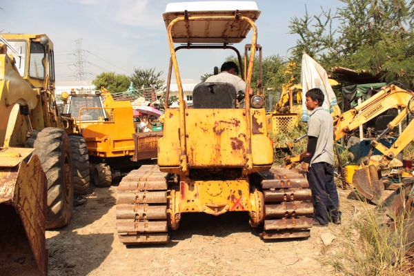 ขายรถแทรกเตอร์ดันดิน KOMATSU D2P-5 ใบมีด6ทิศทาง ราคา 360,000บาท ขายรถแทรกเตอร์ดันดิน KOMATSU D2P-5 ใบมีด6ทิศทาง ราคา 360,000บาท