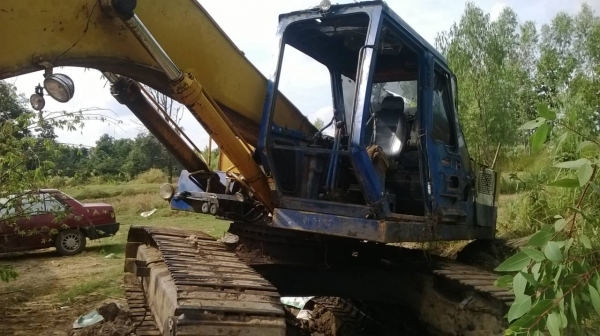 ขายHINO3Mท้ายลาด เครื่อง240 เกียร์เดิม หัวเก๋งกระจกแตก กระจังหน้าบุบ ไฟแตก เพราะรถไหลชนกับแบคโฮครับ