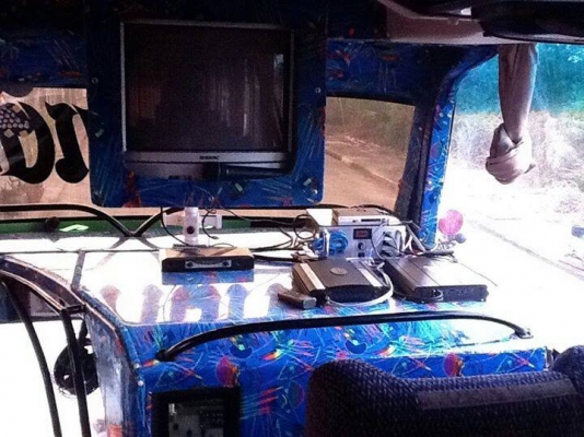 ขายดาวน์รถแอร์หกล้อ ทรงกล้วย benz of 1617 210hp เครื่องหน้า เกียร์มิตซู6เกียร์เดินหน้า1เกียร์ถอย แหนบ เบรกแห้งดุมจักร ขายสองแสน