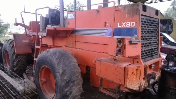 รถตักHITACHI LX80 SUPER  ขายตามสภาพ มีเกียร์ให้ เกียร์เดิมพัง....รถสภาพสวย