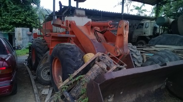 รถตักHITACHI LX80 SUPER  ขายตามสภาพ มีเกียร์ให้ เกียร์เดิมพัง....รถสภาพสวย