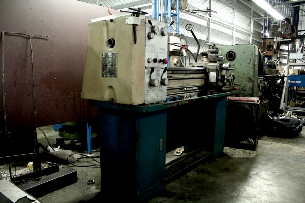 ขายเครื่องกลึงขนาด 4 ฟุตใช้ไฟ 3 เฟส สภาพพร้อมใช้งาน