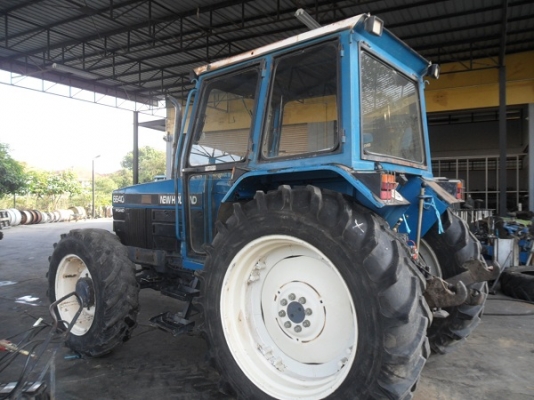 คุณสุรชัย อ.บ่อพลอย มารับแล้วรถไถฟอร์ดรุ่น 6640 NEW HOLLAND 2เพลา สภาพคัดมาสวยมาก ระบบธรรมดาทั้งคัน