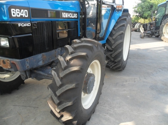 คุณสุรชัย อ.บ่อพลอย มารับแล้วรถไถฟอร์ดรุ่น 6640 NEW HOLLAND 2เพลา สภาพคัดมาสวยมาก ระบบธรรมดาทั้งคัน