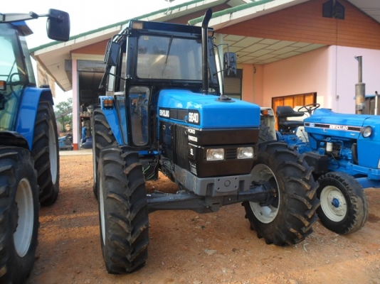 คุณสุรชัย อ.บ่อพลอย มารับแล้วรถไถฟอร์ดรุ่น 6640 NEW HOLLAND 2เพลา สภาพคัดมาสวยมาก ระบบธรรมดาทั้งคัน