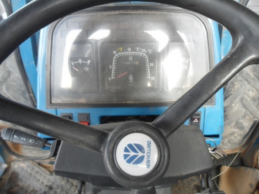 คุณสุรชัย อ.บ่อพลอย มารับแล้วรถไถฟอร์ดรุ่น 6640 NEW HOLLAND 2เพลา สภาพคัดมาสวยมาก ระบบธรรมดาทั้งคัน