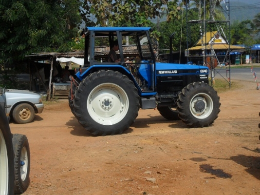 คุณสุรชัย อ.บ่อพลอย มารับแล้วรถไถฟอร์ดรุ่น 6640 NEW HOLLAND 2เพลา สภาพคัดมาสวยมาก ระบบธรรมดาทั้งคัน