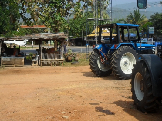คุณสุรชัย อ.บ่อพลอย มารับแล้วรถไถฟอร์ดรุ่น 6640 NEW HOLLAND 2เพลา สภาพคัดมาสวยมาก ระบบธรรมดาทั้งคัน