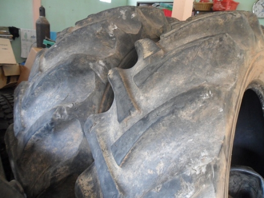 ขายแล้วช่างกีมารับไปใส่รถลูกค้า..ยางรถไถหน้าDS12.4-24 หลังFS 18.4-30 ถอด\%สภาพสวยดอกสูงๆ ยกชุด4เส้น 25,000