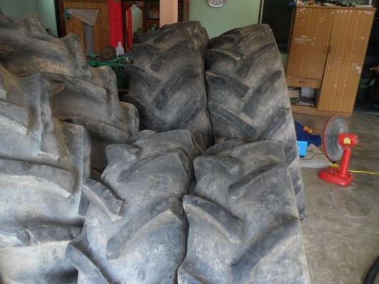 ขายแล้วช่างกีมารับไปใส่รถลูกค้า..ยางรถไถหน้าDS12.4-24 หลังFS 18.4-30 ถอด\%สภาพสวยดอกสูงๆ ยกชุด4เส้น 25,000