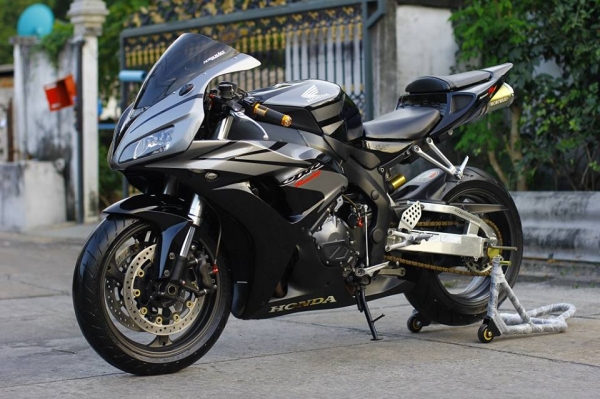 <<<ดาวน์ 135,000 ออกรถได้เลย >>> CBR 1000RR ทบ.แท้ หล่อๆสักคัน