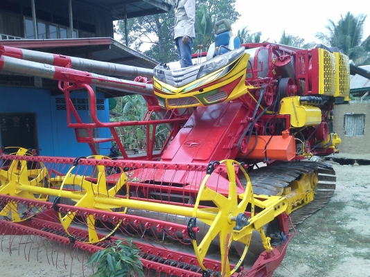 ขายพร้อมส่งแล้วครับ ยายดีใจ พอใจมากครับ เราก็ดีใจเห็นผู้สูงอายุตื้นตันใจกับลูกชายมักดีครีบ KM 47 เดิน 12 HT(comosak) เครื่อง 6HH (215 แรง) โซ่ D2  48 ข้อ โรลเลอร์ D3 12 ลูก หน้าเกี่ยว 3 เมตร อุ้มเลด 2.5 ตัน