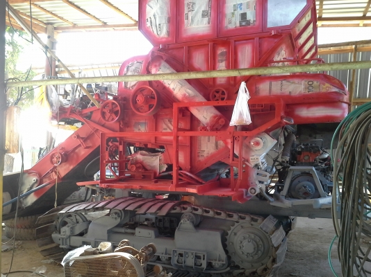 ขายพร้อมส่งแล้วครับ ยายดีใจ พอใจมากครับ เราก็ดีใจเห็นผู้สูงอายุตื้นตันใจกับลูกชายมักดีครีบ KM 47 เดิน 12 HT(comosak) เครื่อง 6HH (215 แรง) โซ่ D2  48 ข้อ โรลเลอร์ D3 12 ลูก หน้าเกี่ยว 3 เมตร อุ้มเลด 2.5 ตัน
