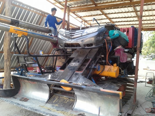 ขายพร้อมส่งแล้วครับ ยายดีใจ พอใจมากครับ เราก็ดีใจเห็นผู้สูงอายุตื้นตันใจกับลูกชายมักดีครีบ KM 47 เดิน 12 HT(comosak) เครื่อง 6HH (215 แรง) โซ่ D2  48 ข้อ โรลเลอร์ D3 12 ลูก หน้าเกี่ยว 3 เมตร อุ้มเลด 2.5 ตัน