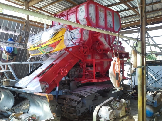 ขายพร้อมส่งแล้วครับ ยายดีใจ พอใจมากครับ เราก็ดีใจเห็นผู้สูงอายุตื้นตันใจกับลูกชายมักดีครีบ KM 47 เดิน 12 HT(comosak) เครื่อง 6HH (215 แรง) โซ่ D2  48 ข้อ โรลเลอร์ D3 12 ลูก หน้าเกี่ยว 3 เมตร อุ้มเลด 2.5 ตัน