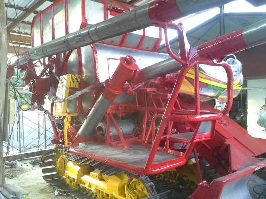 ขายพร้อมส่งแล้วครับ ยายดีใจ พอใจมากครับ เราก็ดีใจเห็นผู้สูงอายุตื้นตันใจกับลูกชายมักดีครีบ KM 47 เดิน 12 HT(comosak) เครื่อง 6HH (215 แรง) โซ่ D2  48 ข้อ โรลเลอร์ D3 12 ลูก หน้าเกี่ยว 3 เมตร อุ้มเลด 2.5 ตัน