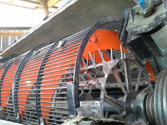 ขายพร้อมส่งแล้วครับ ยายดีใจ พอใจมากครับ เราก็ดีใจเห็นผู้สูงอายุตื้นตันใจกับลูกชายมักดีครีบ KM 47 เดิน 12 HT(comosak) เครื่อง 6HH (215 แรง) โซ่ D2  48 ข้อ โรลเลอร์ D3 12 ลูก หน้าเกี่ยว 3 เมตร อุ้มเลด 2.5 ตัน