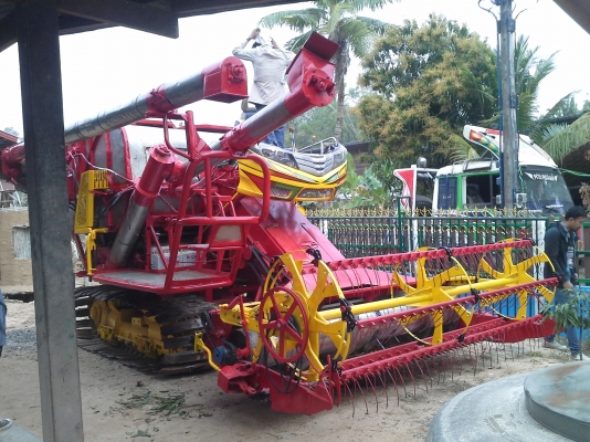 ขายพร้อมส่งแล้วครับ ยายดีใจ พอใจมากครับ เราก็ดีใจเห็นผู้สูงอายุตื้นตันใจกับลูกชายมักดีครีบ KM 47 เดิน 12 HT(comosak) เครื่อง 6HH (215 แรง) โซ่ D2  48 ข้อ โรลเลอร์ D3 12 ลูก หน้าเกี่ยว 3 เมตร อุ้มเลด 2.5 ตัน