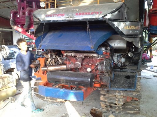 ขายพร้อมส่งแล้วครับ ยายดีใจ พอใจมากครับ เราก็ดีใจเห็นผู้สูงอายุตื้นตันใจกับลูกชายมักดีครีบ KM 47 เดิน 12 HT(comosak) เครื่อง 6HH (215 แรง) โซ่ D2  48 ข้อ โรลเลอร์ D3 12 ลูก หน้าเกี่ยว 3 เมตร อุ้มเลด 2.5 ตัน