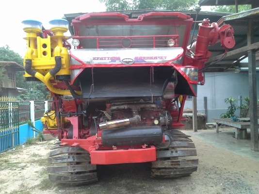 ขายพร้อมส่งแล้วครับ ยายดีใจ พอใจมากครับ เราก็ดีใจเห็นผู้สูงอายุตื้นตันใจกับลูกชายมักดีครีบ KM 47 เดิน 12 HT(comosak) เครื่อง 6HH (215 แรง) โซ่ D2  48 ข้อ โรลเลอร์ D3 12 ลูก หน้าเกี่ยว 3 เมตร อุ้มเลด 2.5 ตัน