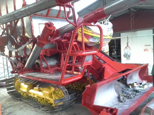 ขายพร้อมส่งแล้วครับ ยายดีใจ พอใจมากครับ เราก็ดีใจเห็นผู้สูงอายุตื้นตันใจกับลูกชายมักดีครีบ KM 47 เดิน 12 HT(comosak) เครื่อง 6HH (215 แรง) โซ่ D2  48 ข้อ โรลเลอร์ D3 12 ลูก หน้าเกี่ยว 3 เมตร อุ้มเลด 2.5 ตัน